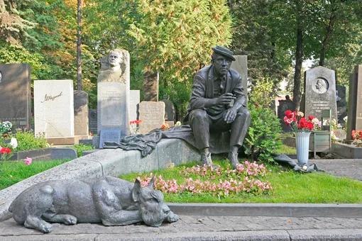 Памятник Юрию Никулину и собаке на его могиле на Новодевичьем кладбище, Москва