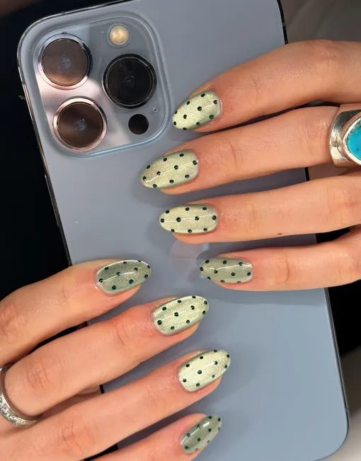 Денежный маникюр на май 2026