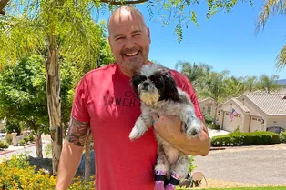 Мужчина с протезом приютил собаку, потерявшую лапы из-за домашнего насилия