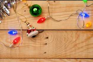 Повесьте гирлянду без дырок в стене: простой лайфхак с душевой штангой