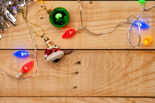 Повесьте гирлянду без дырок в стене: простой лайфхак с душевой штангой