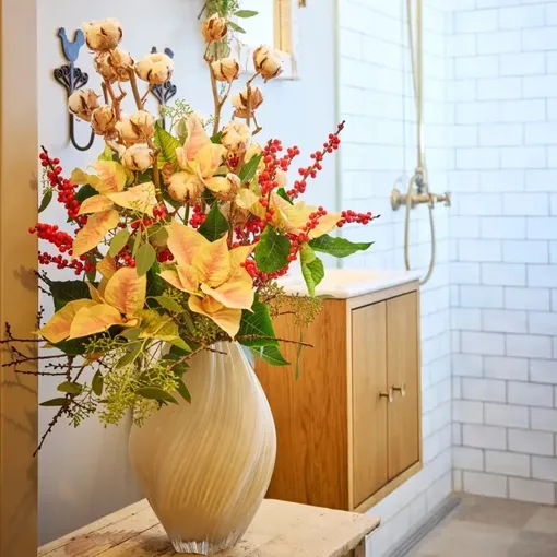 На фоне белой плитки