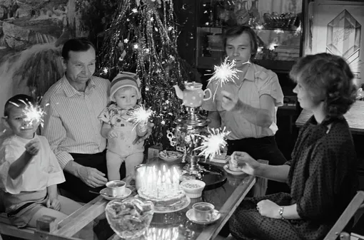 Что обязательно было на столе в Новый год в СССР Что обязательно было на столе в Новый год в СССР