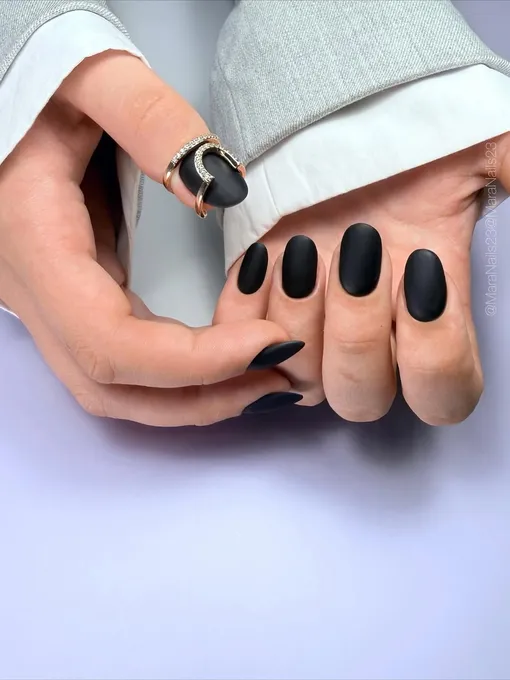 Матовый черный маникюр — отличный выбор в качестве покрытия на декабрь 2025 года, астрологи назвали этот цвет денежным. Он привлечет удачу и финансы. Матовый черный маникюр — отличный выбор в качестве покрытия на декабрь 2025 года, астрологи назвали этот цвет денежным. Он привлечет удачу и финансы.