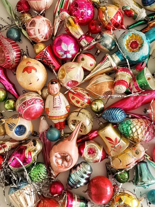 Стильно украсить елку к Новому году 2026 можно с помощью винтажных шаров.