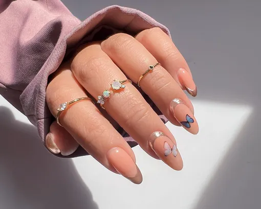 Бабочки и обратный френч Маникюр на 8 марта 2026