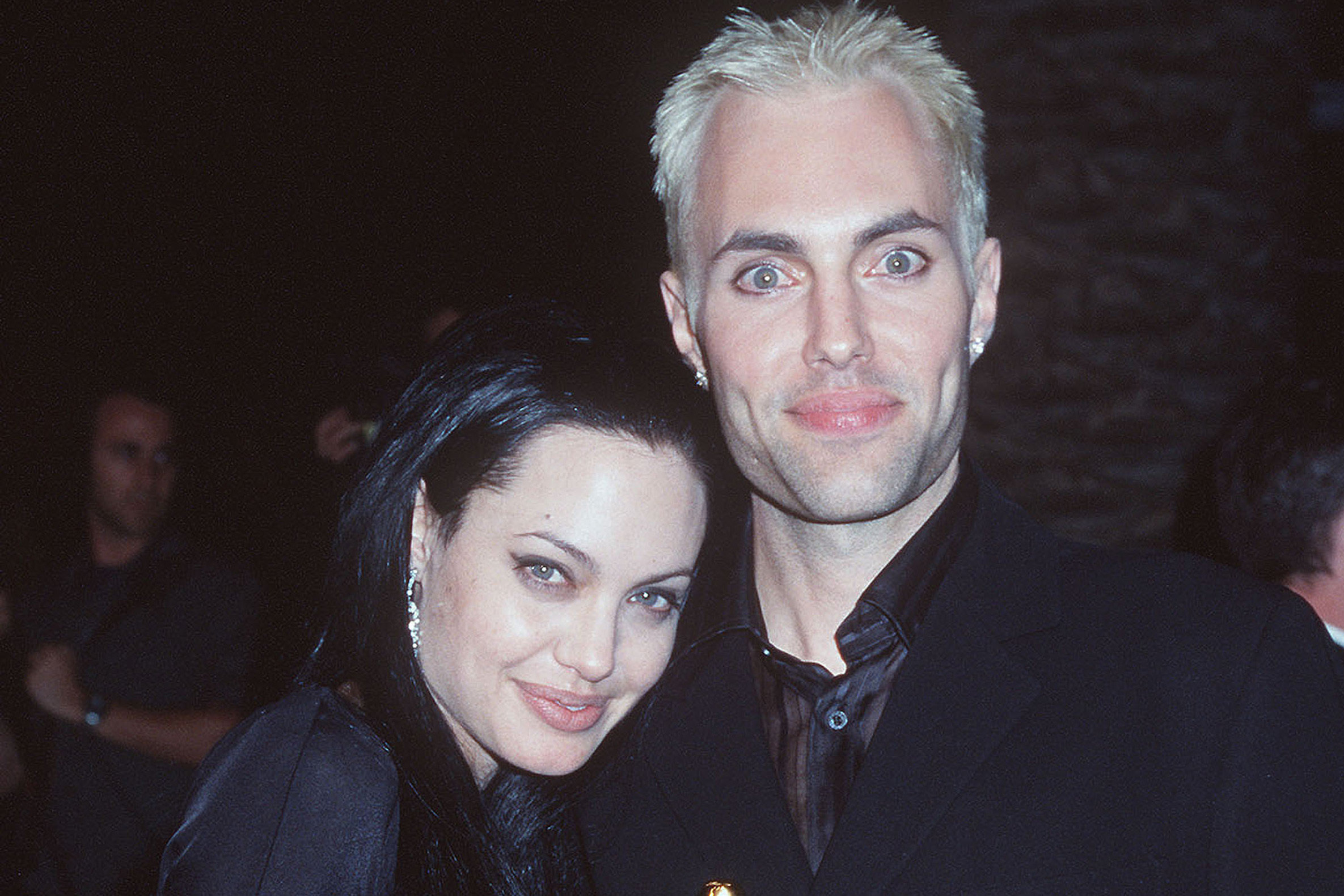 Бойжеткен жуынатын бөлмеде су шашып, өзін видеоға түсіреді