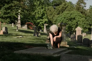 TikTok помог матери узнать, кто тайно ухаживает за мемориалом её погибшей дочери