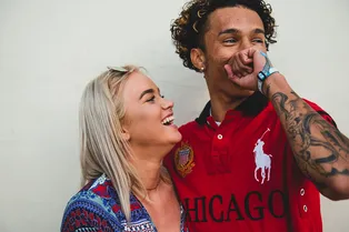 «Это судьба»: влюблённые нашли на обочине сумку, и содержимое изменило их жизнь