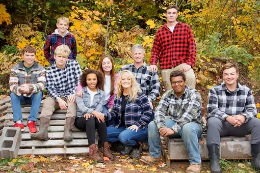 Подарок небес: у «бесплодной» пары, усыновившей 7 детей, родился первенец Подарок небес: у «бесплодной» пары, усыновившей 7 детей, родился первенец