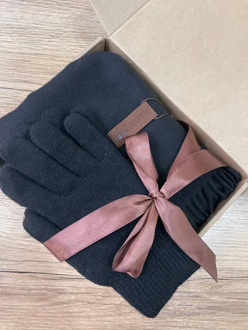 Тёмные шарфы и перчатки Тёмные шарфы и перчатки