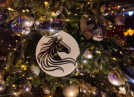 Ёлочные игрушки 2026: натуральные материалы и динамичные формы