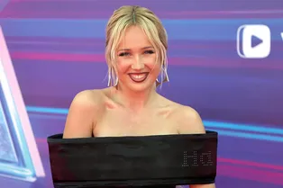 «Этот момент навсегда в моем сердце»: Клава Кока получила часы Cartier от поклонника в честь 10-летия карьеры