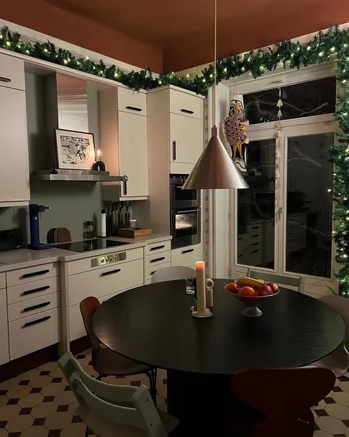 Стильно украсить дом на новый год можно с помощью большой гирлянды Стильно украсить дом на новый год можно с помощью большой гирлянды