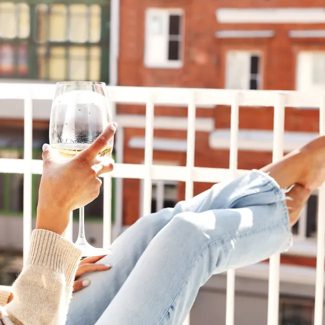 Подберите освещение и не забудьте про цветы: 5 советов от дизайнера по обновлению балкона