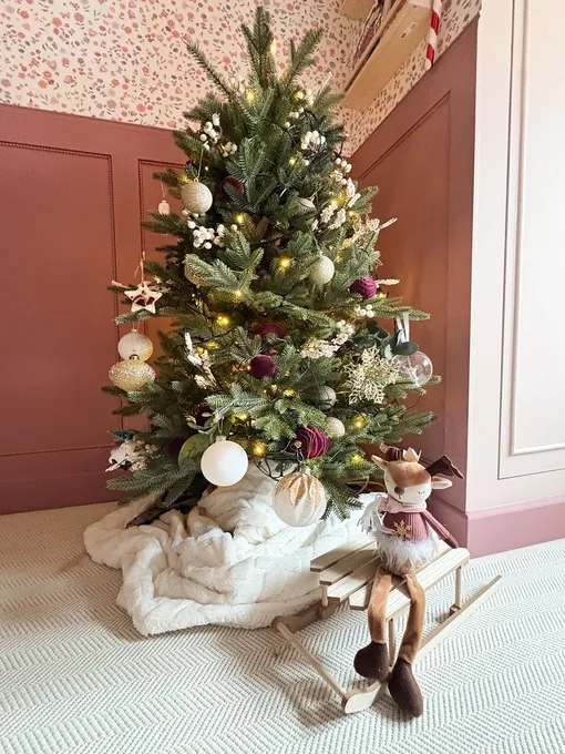 Красный с белым — стильный выбор, чтобы украсить елку в 2026 году. Красный с белым — стильный выбор, чтобы украсить елку в 2026 году.