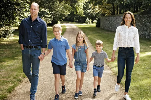 Борется с нервами и привыкает к чулкам: как Кейт Миддлтон готовит старшего сына к роли пажа на коронации Борется с нервами и привыкает к чулкам: как Кейт Миддлтон готовит старшего сына к роли пажа на коронации