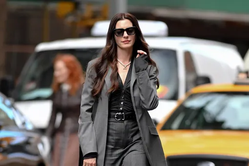 Эпичное падение: у Энн Хэтуэй на съёмках «Дьявол носит Prada» сломался каблук