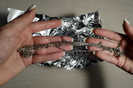 Простой способ почистить серебряные украшения. Действует мгновенно, и кольца и цепочки выглядят как новые