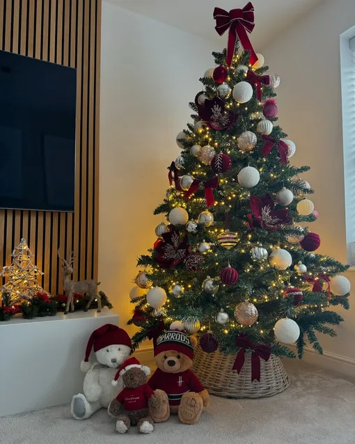 Красный с белым — модные цвета для украшения елки в 2026 году: белый усиливает праздничное «морозное» настроение, а красный огненную энергетику Огненной Лошади. Красный с белым — модные цвета для украшения елки в 2026 году: белый усиливает праздничное «морозное» настроение, а красный огненную энергетику Огненной Лошади.