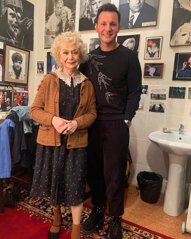 Xat olib keldi va rus pornosini sikdi