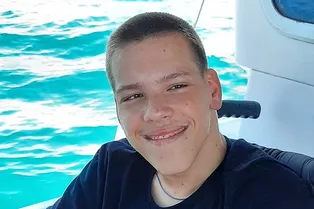 Огромная мечта! Подросток с ДЦП продает платки, чтобы накопить на экзоскелет