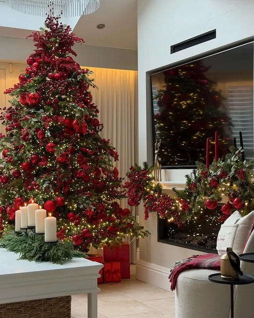 Красный цвет елки усиливает энергетику огня и приносит успех в год Огненной лошади. Красный цвет елки усиливает энергетику огня и приносит успех в год Огненной лошади.