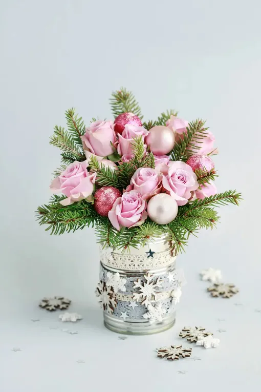 Финальные штрихи: добавляем ёлочные шары и продлеваем свежесть