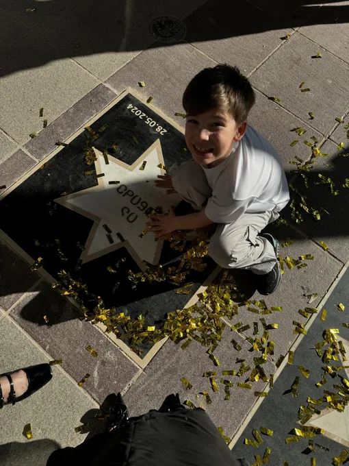 Внук Ии Нинидзе на плите «Аллеи славы» с именем бабушки