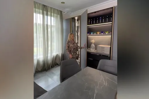 Яна Рудковская показала выдвижную панель, закрывающую шкаф Яна Рудковская показала выдвижную панель, закрывающую шкаф