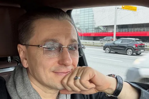 Новогодний карнавал: Сергей Безруков подал иск в суд из-за продажи масок с его портретом