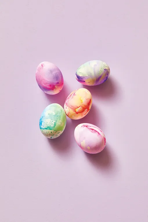 Акварельный эффект: как покрасить яйца к Пасхе красиво своими руками Акварельный эффект: как покрасить яйца к Пасхе красиво своими руками