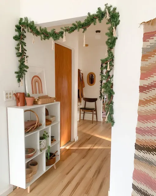 Гирлянду из бусин с кисточками и хвоей можно использовать для украшения арочных проёмов