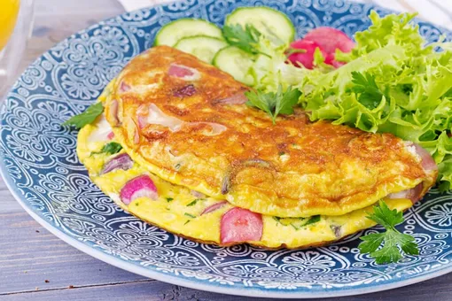 Перед тем, как свернуть омлет, в него можно добавить бекон, сыр или грибы Перед тем, как свернуть омлет, в него можно добавить бекон, сыр или грибы