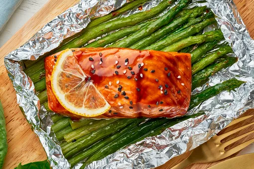 Рецепт лосося со спаржей от Ляйсан Утяшевой: весь секрет в медовом соусе Рецепт лосося со спаржей от Ляйсан Утяшевой: весь секрет в медовом соусе