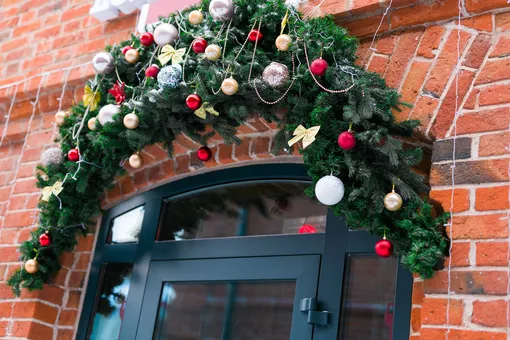 Как украсить подъезд к Новому году, чтобы не получить штраф Как украсить подъезд к Новому году, чтобы не получить штраф