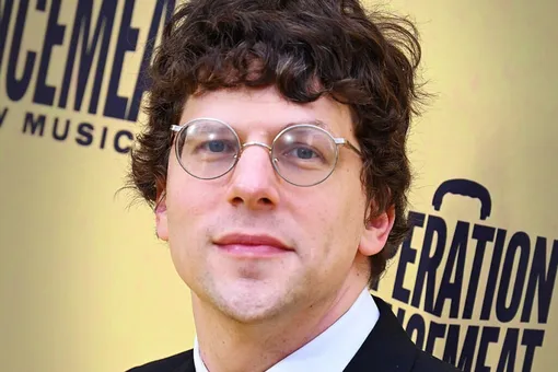 Актёр Джесси Айзенберг станет донором почки ради незнакомого человека Актёр Джесси Айзенберг станет донором почки ради незнакомого человека