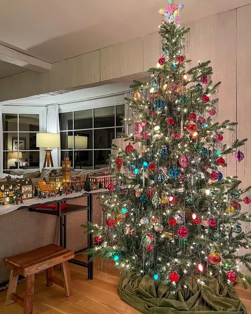 Символ 2026 года Огненная лошадь любит блеск и легкие текстуры, поэтому ей понравится дождик на новогодней елке. Такое украшение принесет деньги и удачу в Новом году.