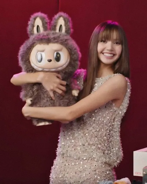 Корейская певица Лиса породила моду на Лабубу