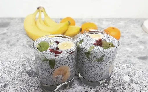 Йогурт с семенами чиа и фруктами, десерт с семенами чиа