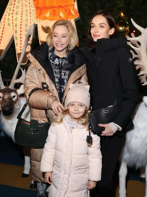 Марина Зудина и Софья Синицына с Миа Табаковой