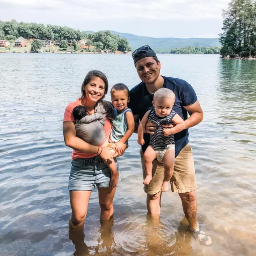 Крис с Сарой и их сыновьями