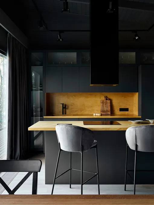 Шинный свет легко дополнять или менять местами элементы без сложного монтажа, направляя споты на нужные акценты.