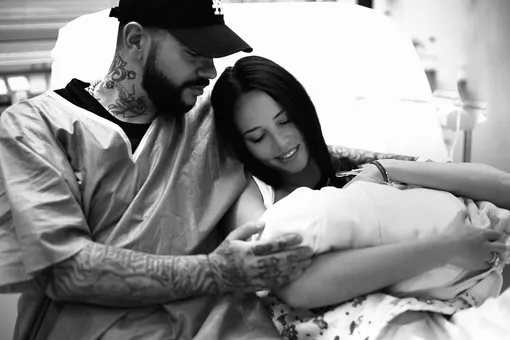 Дочь Тимати впервые увидела новорождённого брата (видео)