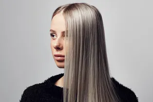 Мокко мусс и золотой блонд: 7 цветов волос, которые будут на пике моды зимой 2025-2026 года