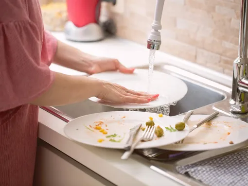 Мыть посуду сразу после еды Мыть посуду сразу после еды