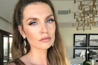 «Мама рулит»: Саша Савельева зажигательно станцевала с детской коляской «Мама рулит»: Саша Савельева зажигательно станцевала с детской коляской