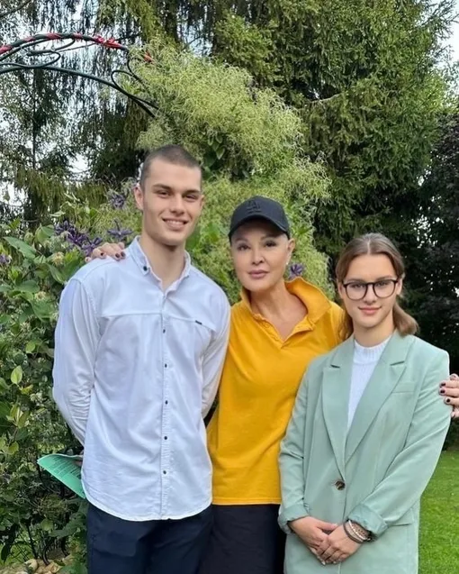 Маргарита Суханкина с сыном Сергеем и дочерью Валерией Маргарита Суханкина с сыном Сергеем и дочерью Валерией