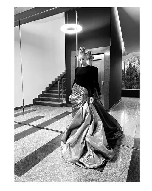 Светлана Ходченкова в золотой юбке