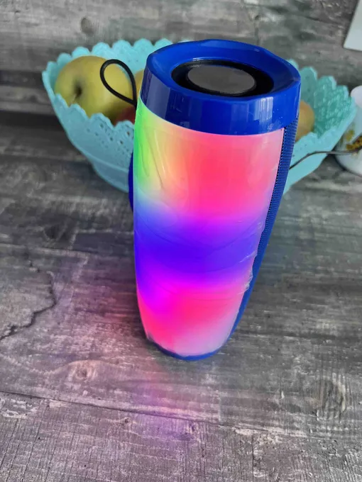 Портативная колонка в ярком чехле